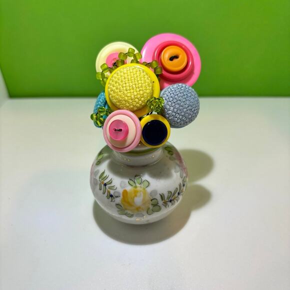 Cheerful Button Bouquet In Handpainted S/P Shaker. - Picture 1 of 5